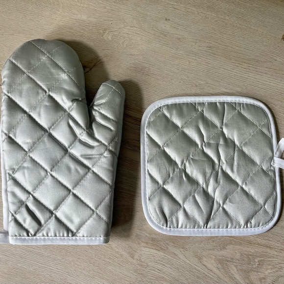 New Blessed Fall Gnome Oven Mitt & Pot Holder Set - Picture 4 of 4